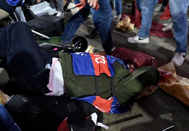 图片报：奥利塞进球后极端球迷冲上场庆祝，一记者被踩踏昏迷